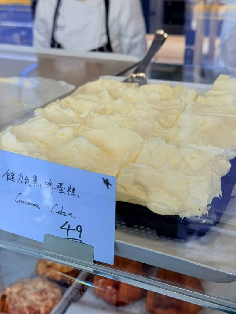 惬意😌 在黑啤蛋糕和柠檬接骨木之间纠结良久 还是点了柠檬 毕竟接骨木再过几个月