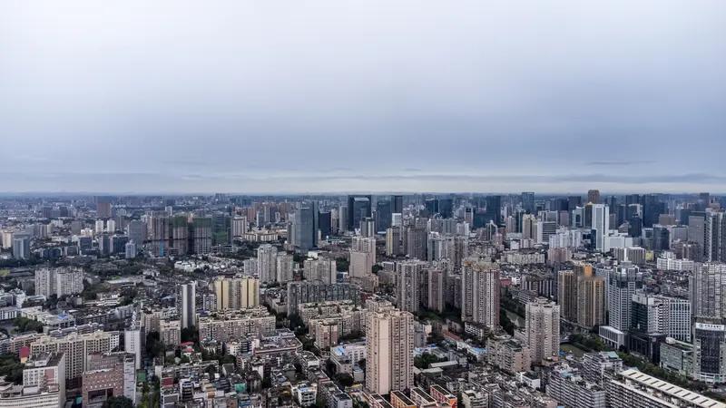 2026成都买房必看！城投退底，房价真要跌？这5类人先保命。 

先问三个扎心问