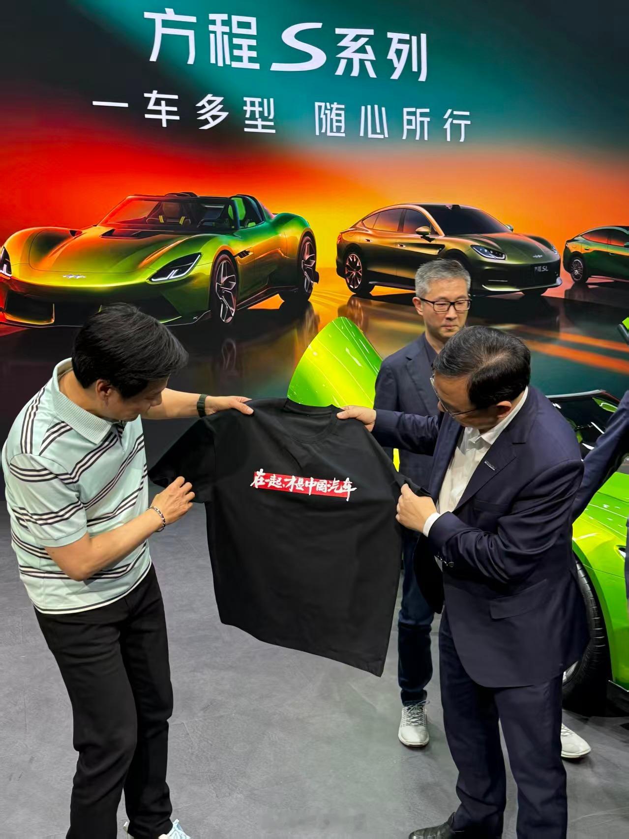 雷军回归车展直播的第1个花活，就是给各大友商送T恤，真的有些厂商搞一堆的营销投放