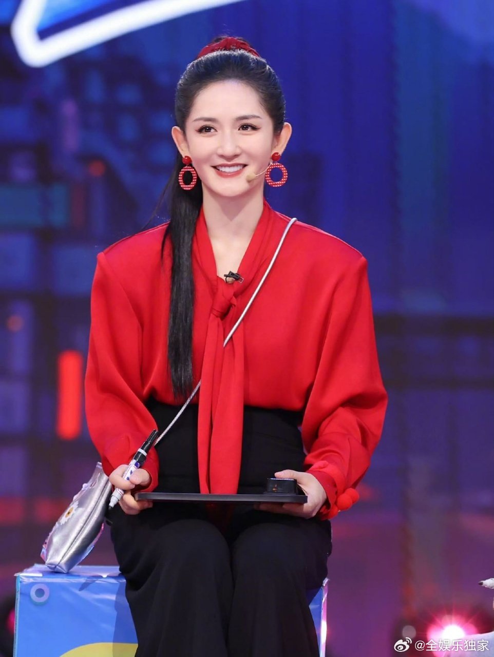 贺峻霖谢娜非静止画面救命！贺峻霖娜姐这猜拳静止画面，是在心里演完一整部剧了吧！ 