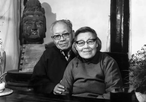 1945年，王世襄和袁荃猷结婚。婚后，王世襄发现妻子除了会剥蒜，其他家务活一概不