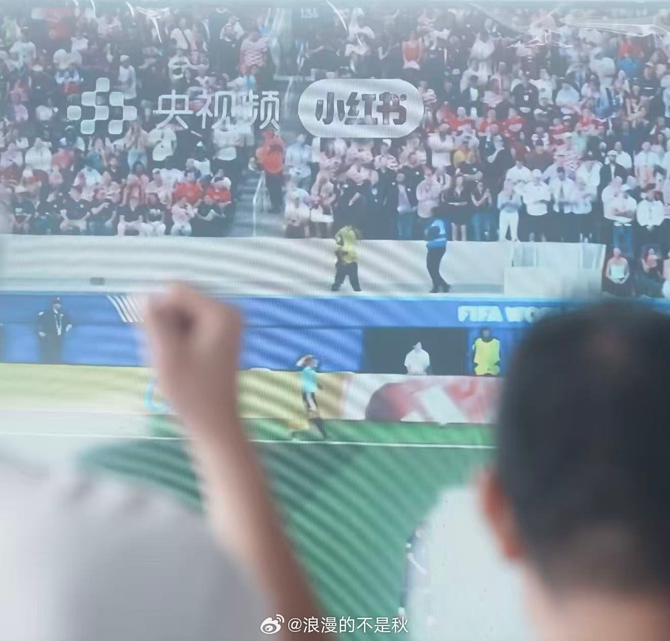 衡山泰山爬山看球两不误 这才是“真·山顶票”！泰山顶的游客围坐小—红—📚大屏前
