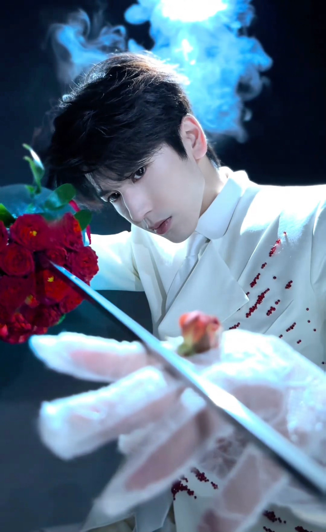 卧槽张凌赫这个玫瑰花剑变装帅成啥样了。。花絮图也好绝啊🌹 张凌赫 我的新郎 ​