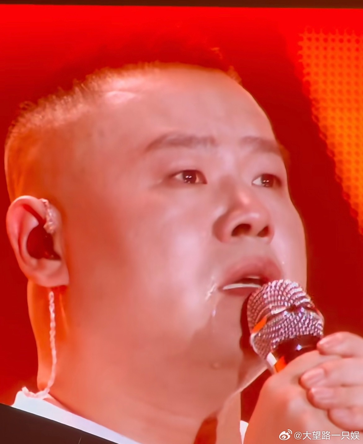岳云鹏深夜发长文岳云鹏在演唱会上唱《非要唱》的时候还哭了，这首歌是写给他父亲的一