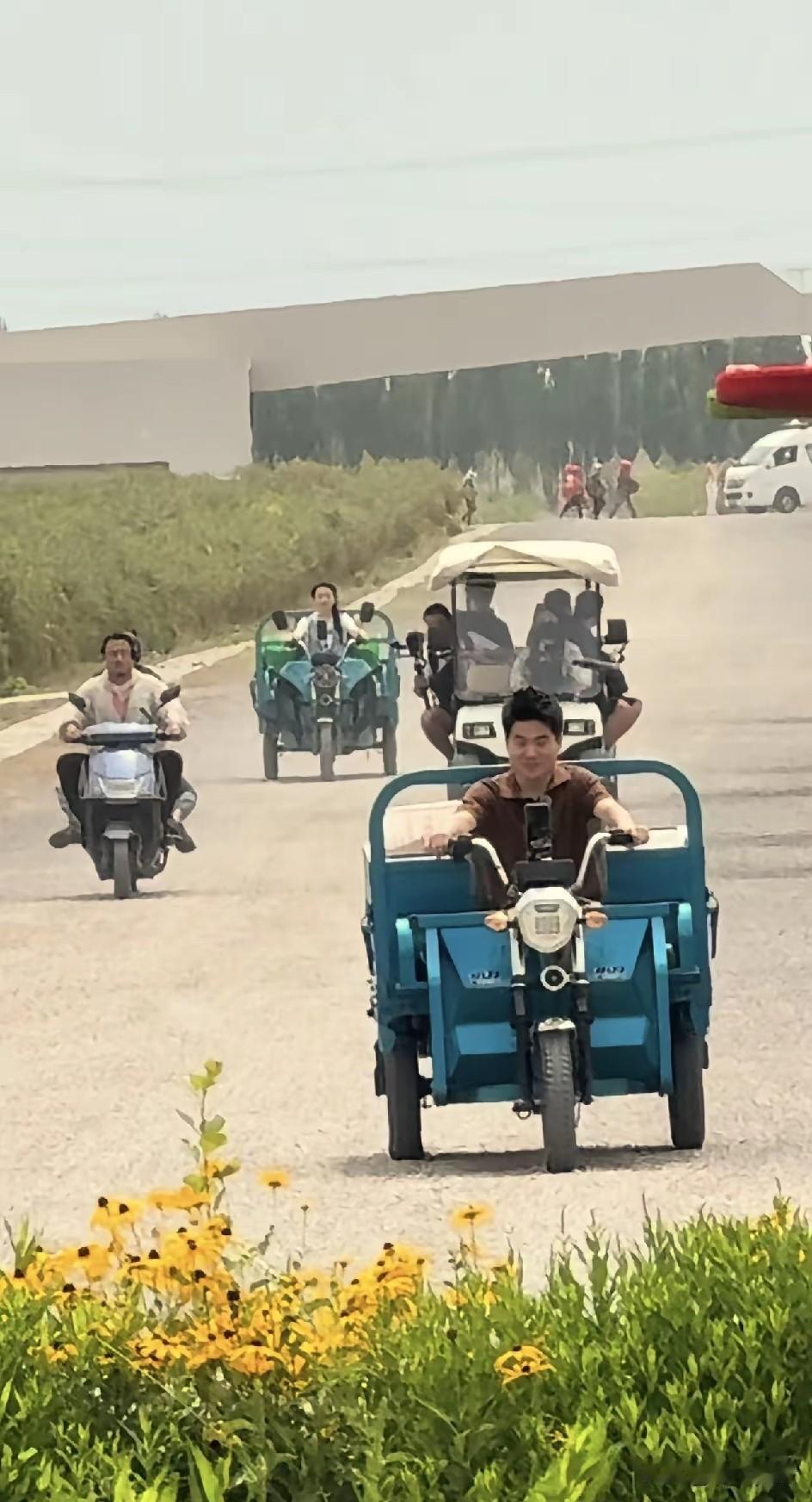我老公瞥了一眼
我在看的宁夏枸杞溯源视频，
淡淡甩出一句：“董宇辉团队招人，看的