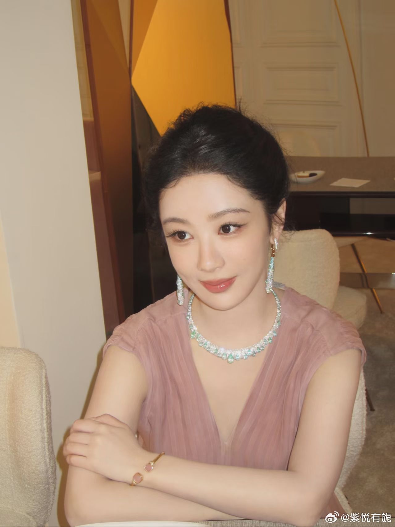 宝曼兰朵全球品牌代言人杨紫 当你变的优秀时，你想要的都会来找你杨紫 杨紫白玉兰视