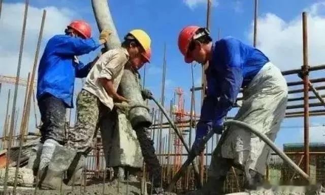 农民工月入过万舍不得花钱？刮风减半下雨全完，环保一查，都得歇班，一年能干200天
