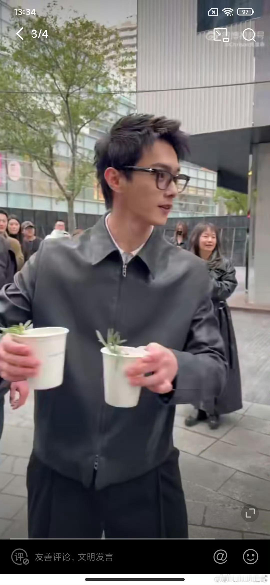 许凯的热红酒到底谁拿到了  看着偶像亲手递来的热红酒，粉丝们的尖叫声此起彼伏，这