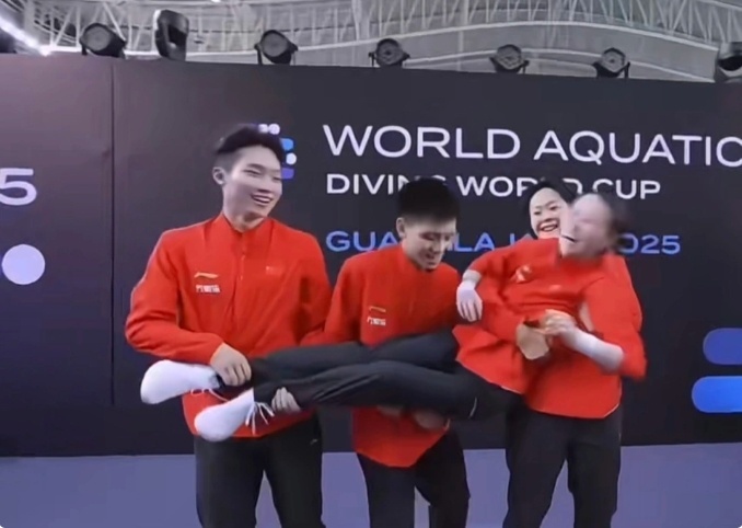 全红婵为陈芋汐表现兴奋鼓掌恭喜中国队[赢牛奶] ​​​