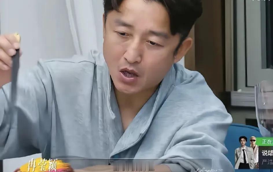 一代拳王萎靡不振，邹市明起身离开餐桌，独自留下冉莹颖黯然伤神
晚饭桌上的空气静得
