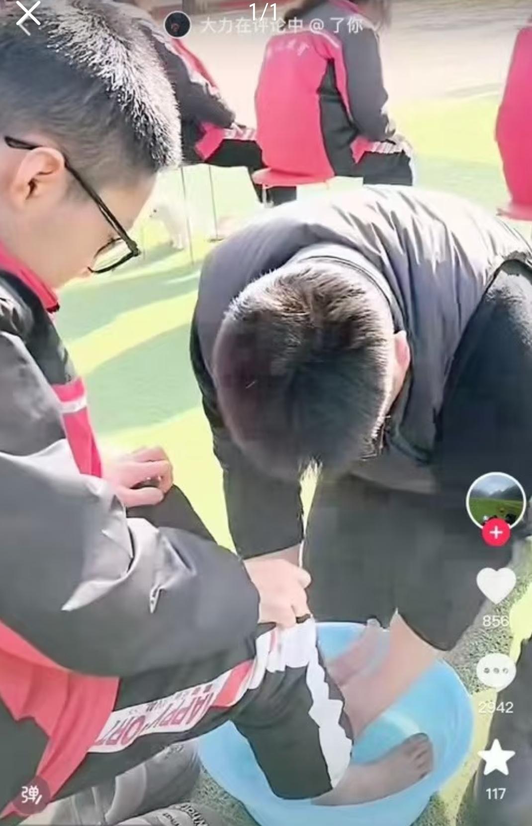 这真是倒反天罡啊！
哪个人才想出来的活动
老师蹲在地上，学生坐在凳子上
在操场上