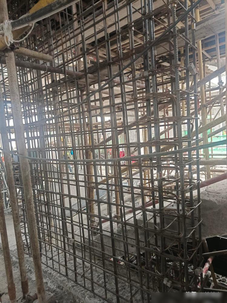 现在老板们的套路都是一样的，如果活快完了，你一旦回家，老板就会给你打电话，说，工