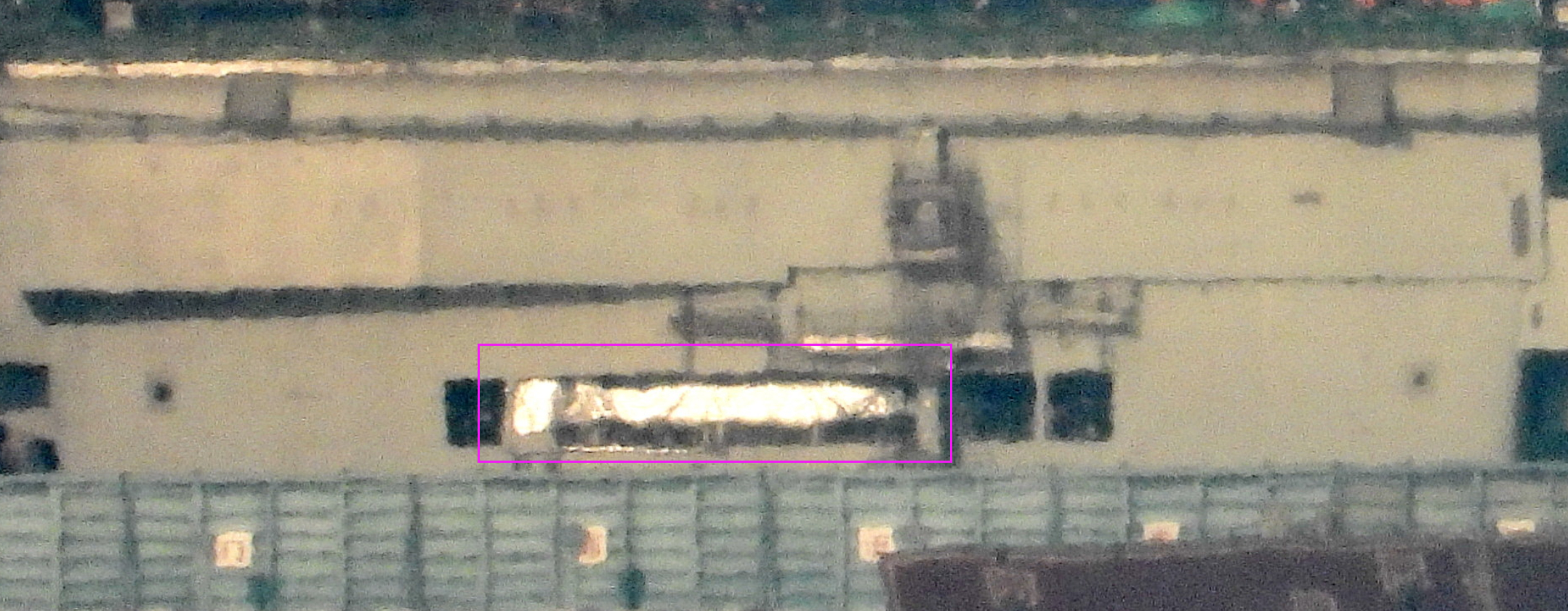 福建舰的舰尾平台这是装了个舷梯？整个平台的立面都挡得严严实实，那么驱鸟的声波拒止