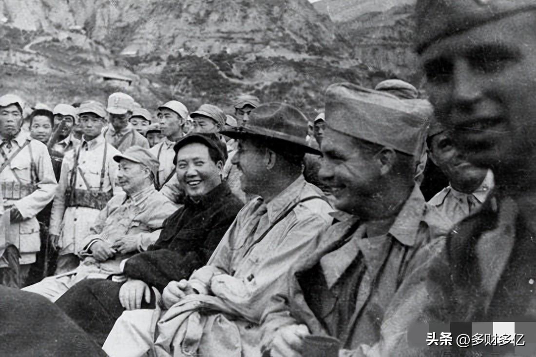 1938年，延安窑洞里，毛主席点燃一支劣质烟，对警卫员说了一句话：谁也别进来。八