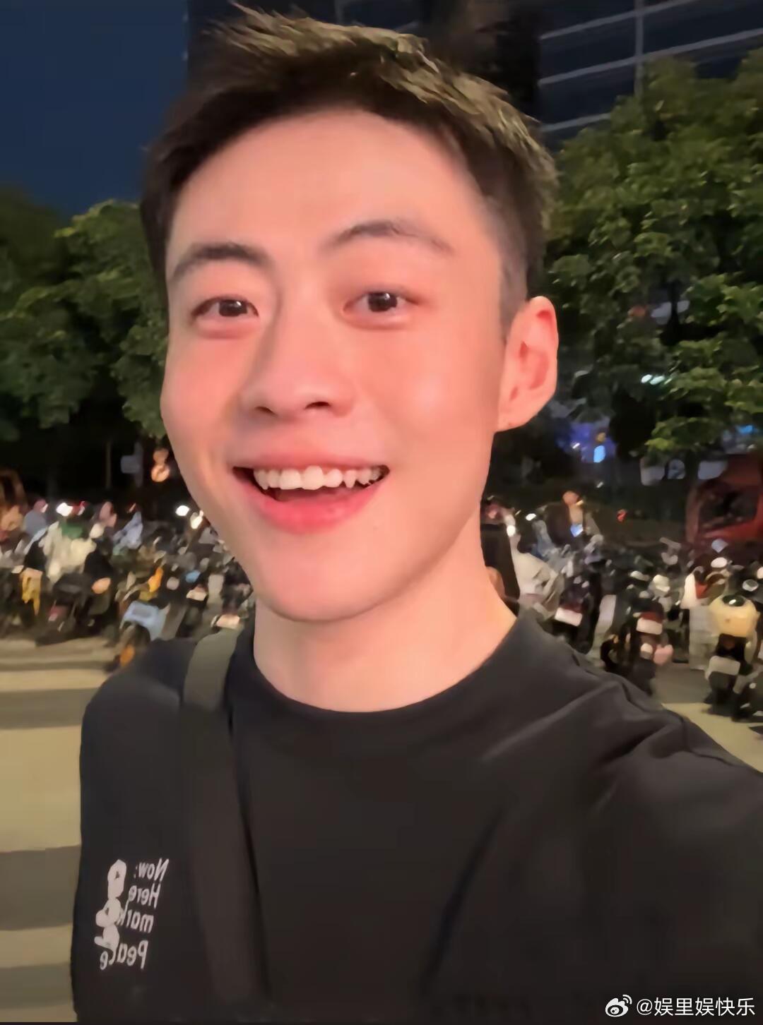 被两个家爱着是什么体验 生日时会收到两份礼物，一份是爸爸挑的运动球鞋，一份是妈妈