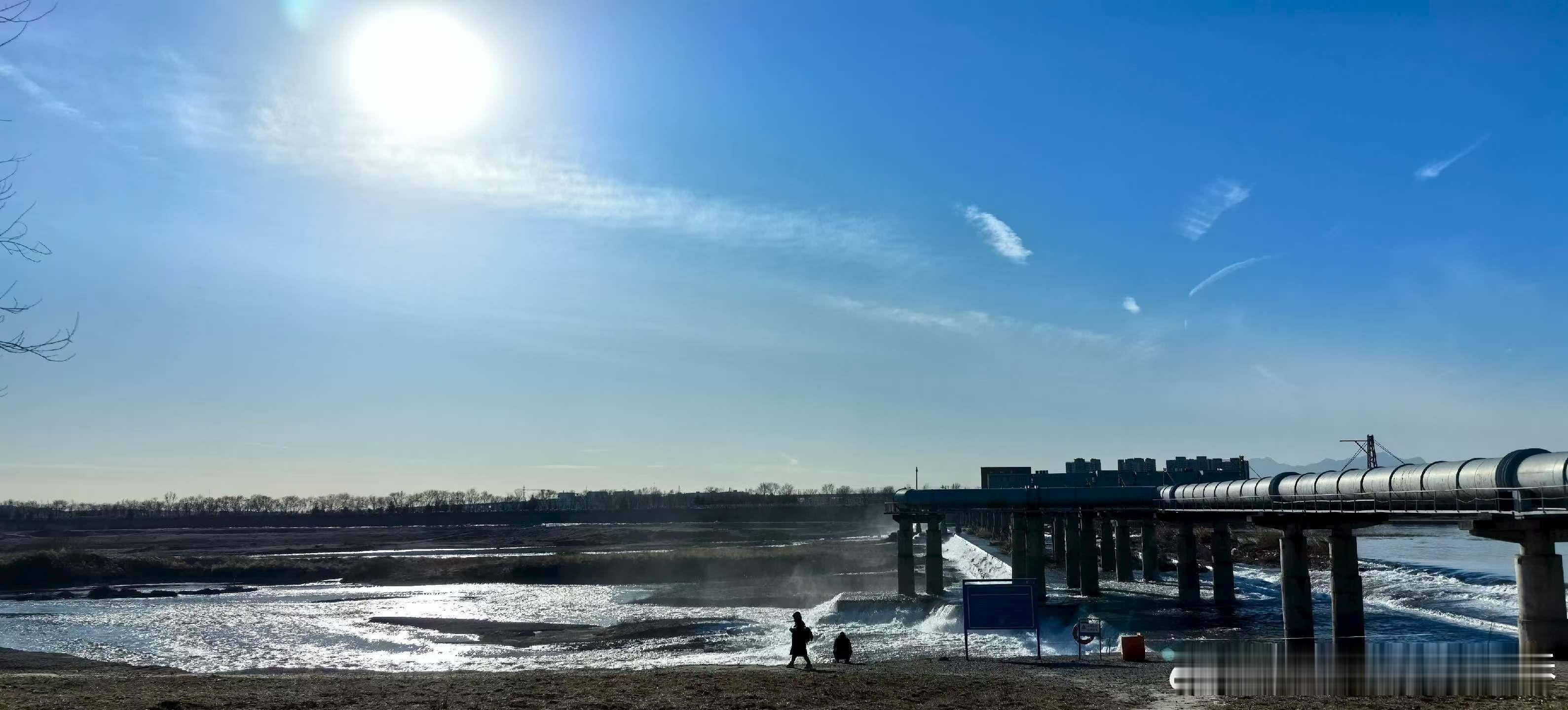 生活手记爱情里最磨人的，莫过于有所期待，有所辜负。我们总在心动时把未来描摹得万般