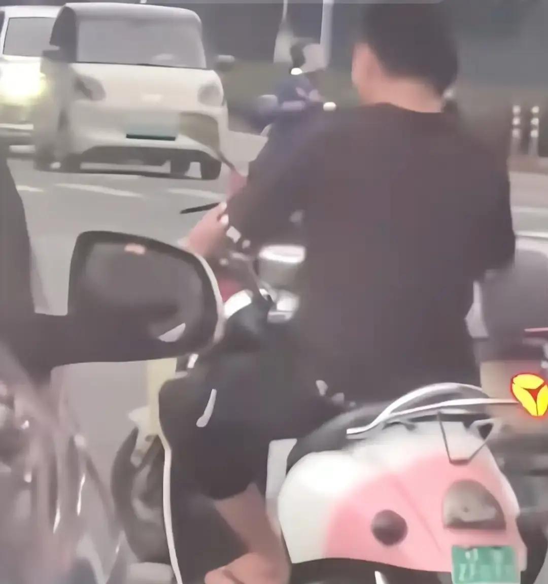 游泳馆里那位光着身子打电话的姐，还有十字路口当街蹲下的那位，这两位大姐真是把“社