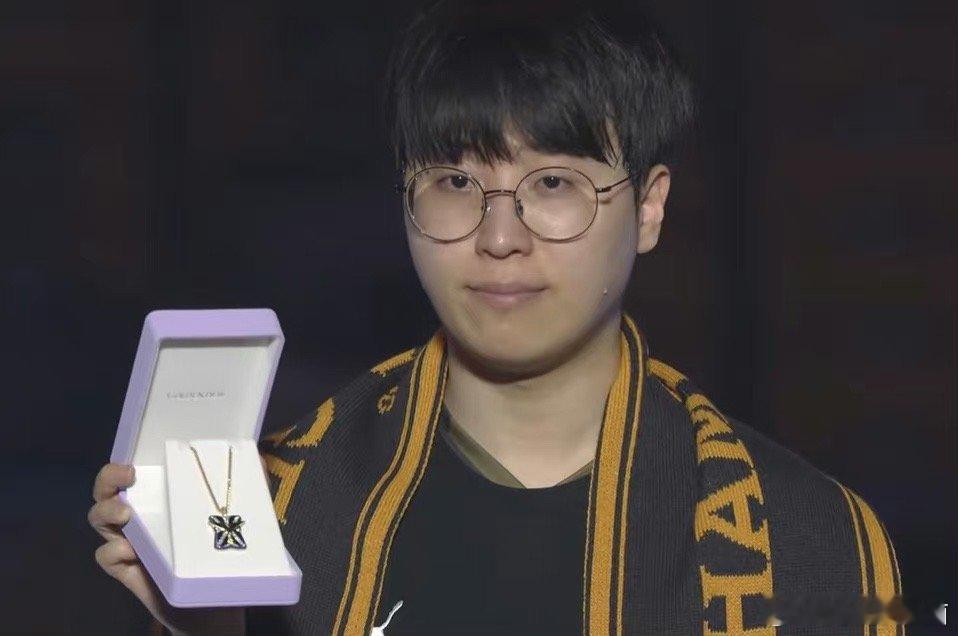 如何评价：zeus是我听过最强的上单，kiin是我见过最强的上单！[喵喵]让我想