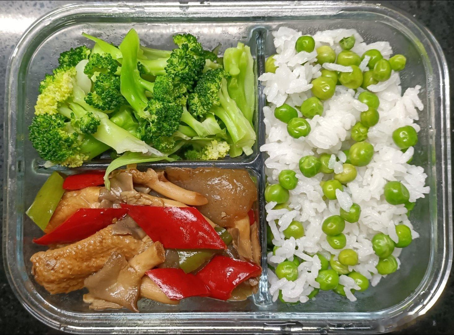 #儿子的午餐##这个问题吃什么##带薪养生指南# 7月份快过半了才第一次带饭，要