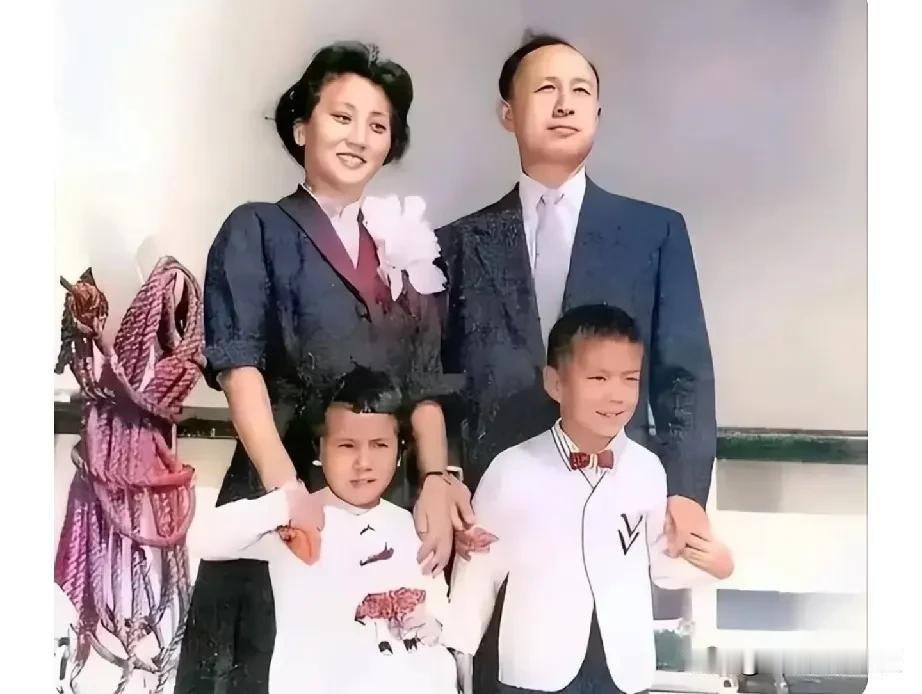 这张珍贵照片摄于归国的克利夫兰总统号游轮上，定格了钱学森一家团聚的画面。
钱学森