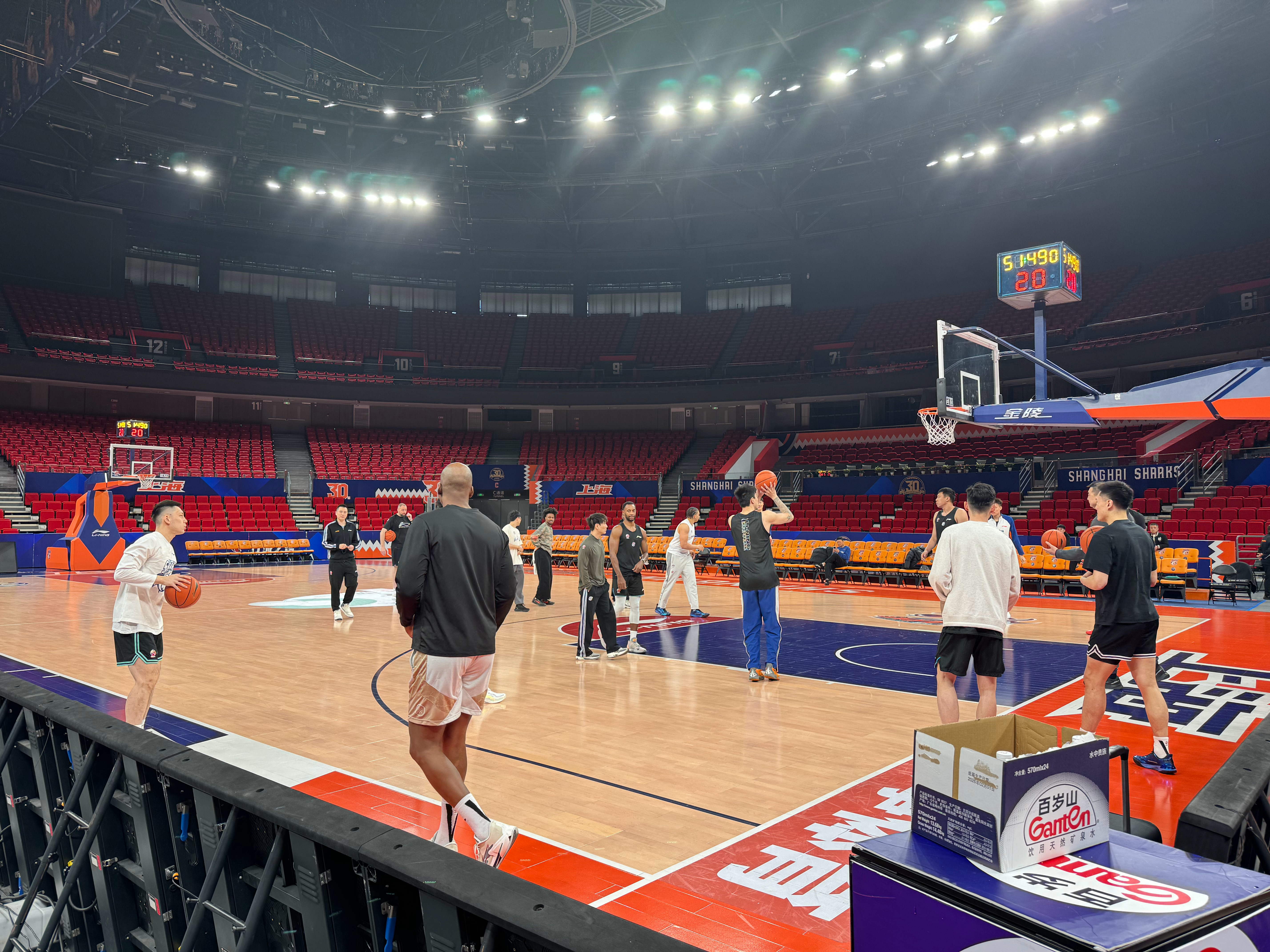 全员到齐上海久事大鲨鱼上海男篮vs北控男篮 上海·上海体育馆