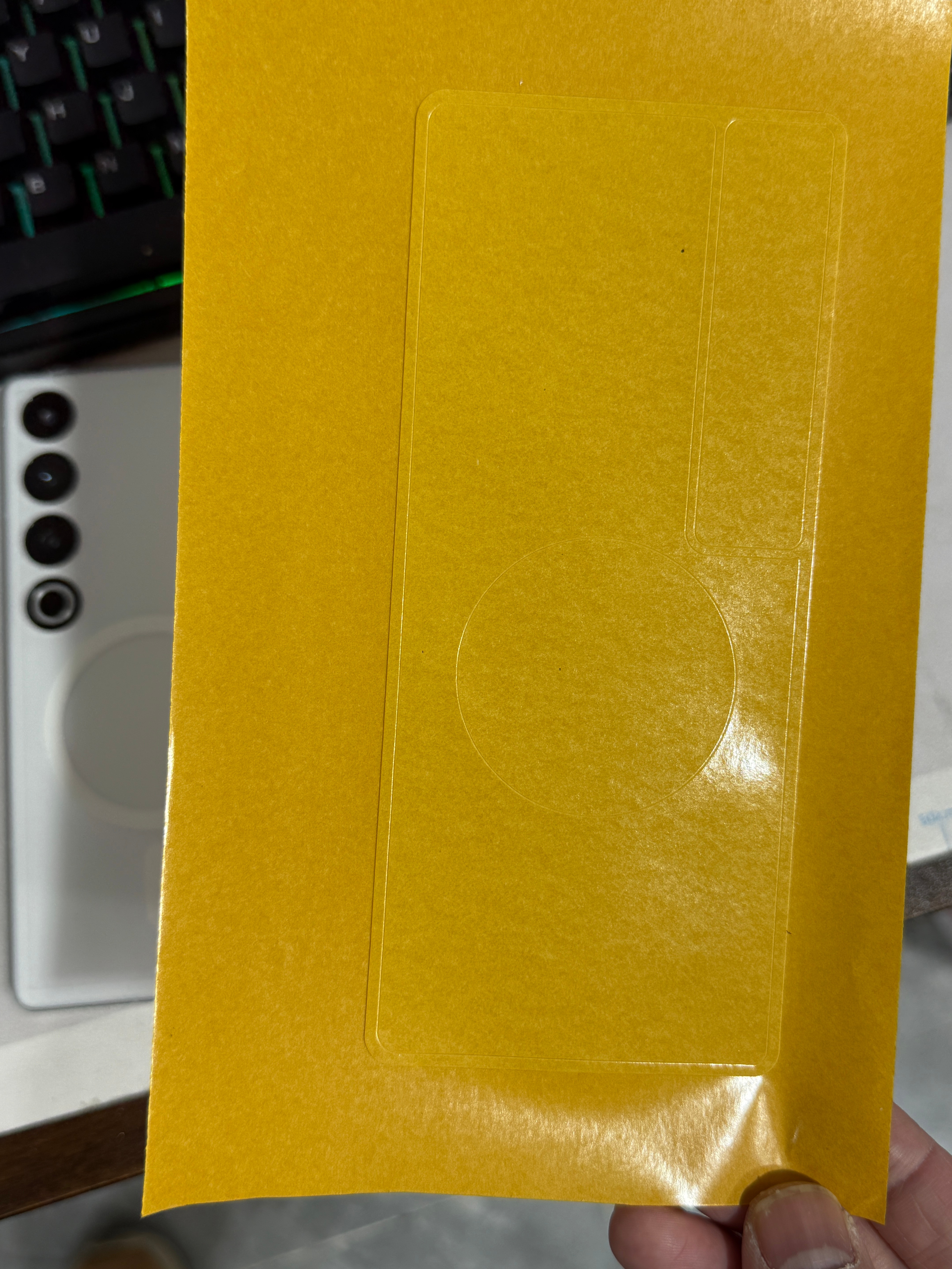 魅族21Pro 平嵌磁贴的底胶终于敲定了。方案1:整面底胶覆盖，重量31克。方案