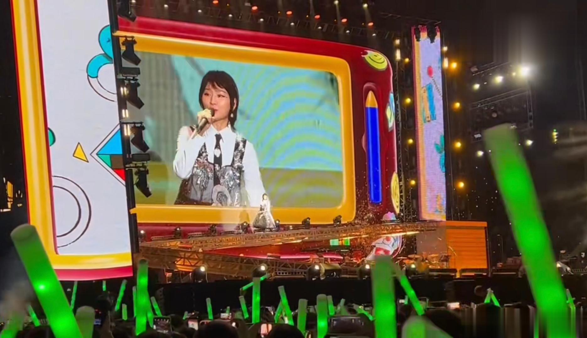 #周笔畅唱的不是笔记是回忆##周笔畅演唱会回忆杀# 这波真就是妥妥的回忆杀了！周