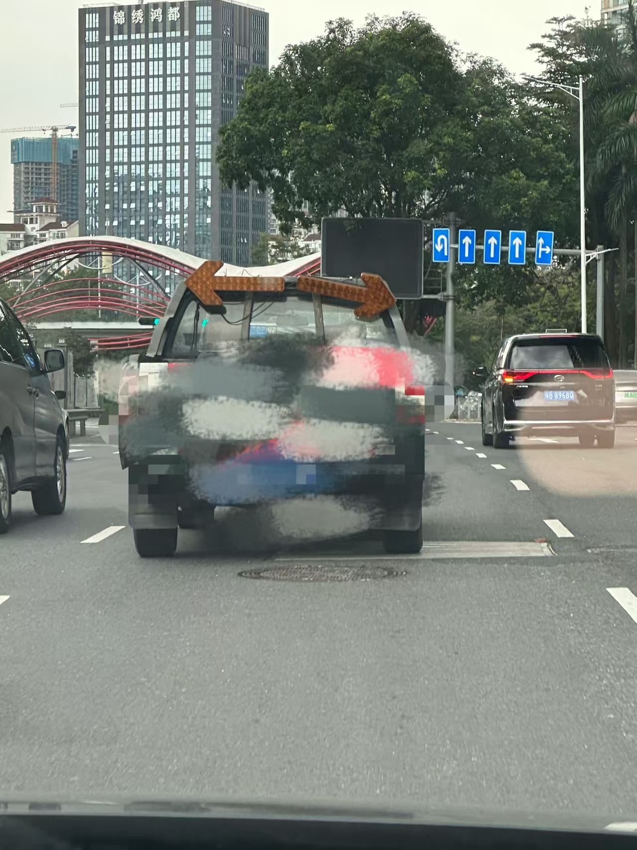 哥  你是不是怕人看不见你打转向灯 