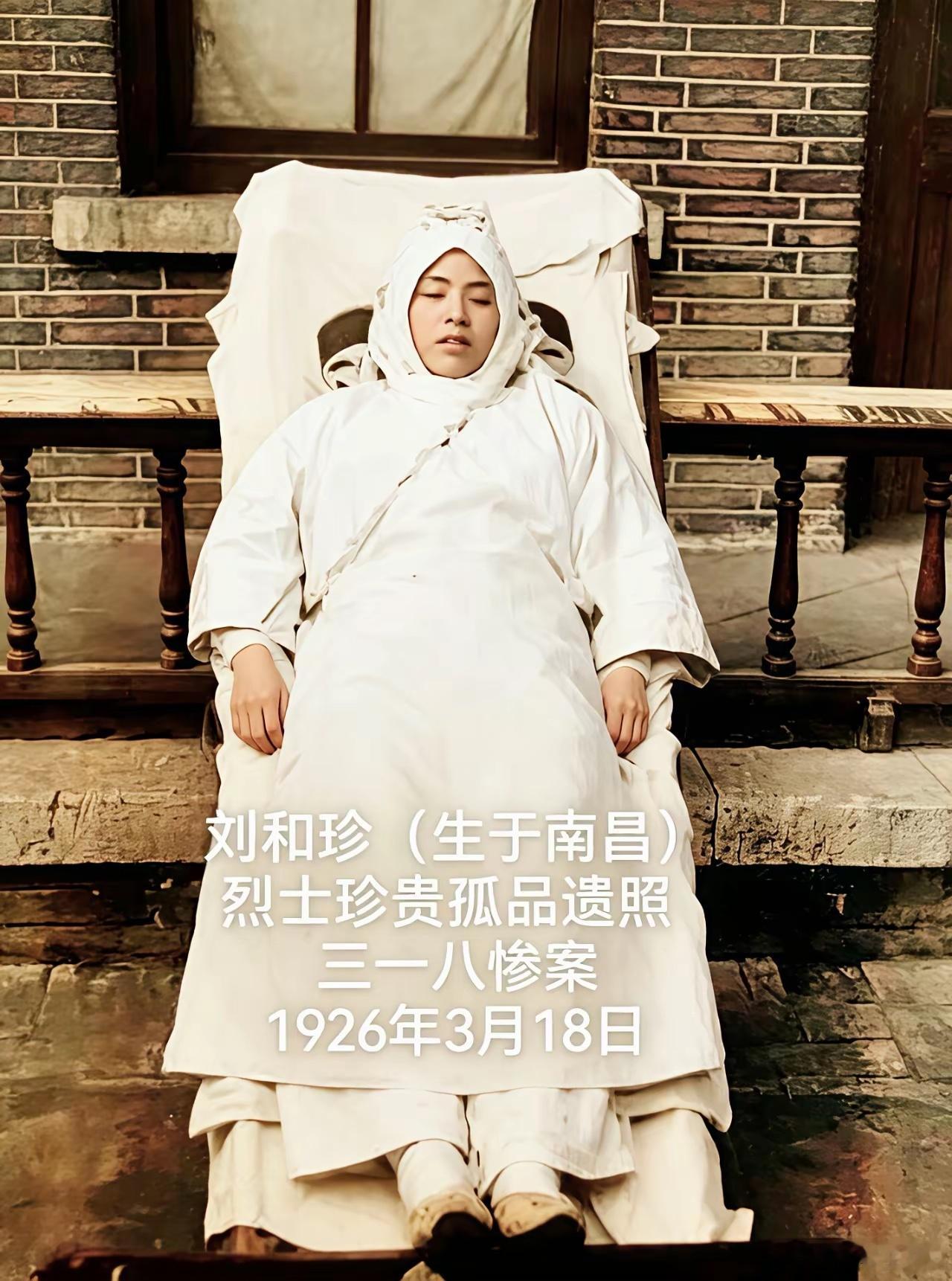 那一年的镜头，贪恋地挽留了她最后的剪影。入殓的素衣胜雪，面容安详得如同只是暂歇。