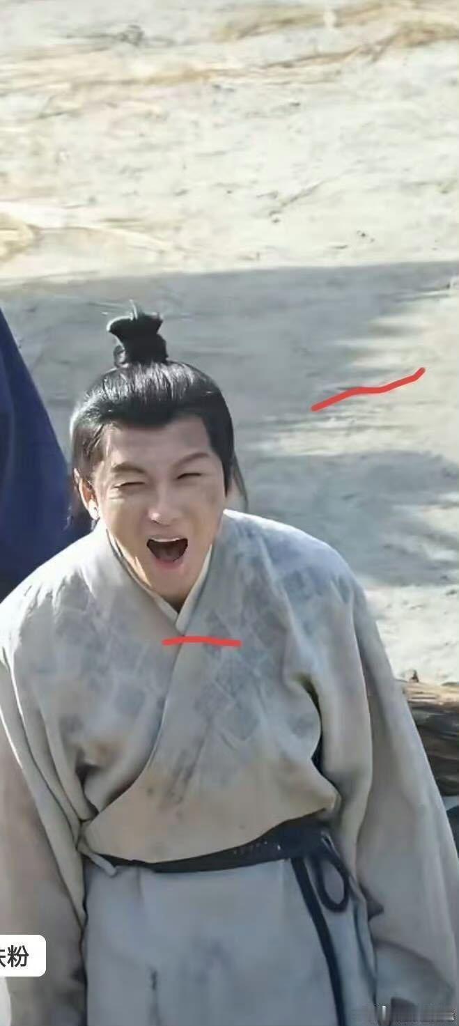 老e不管古装还是现代装，都是头先探出来