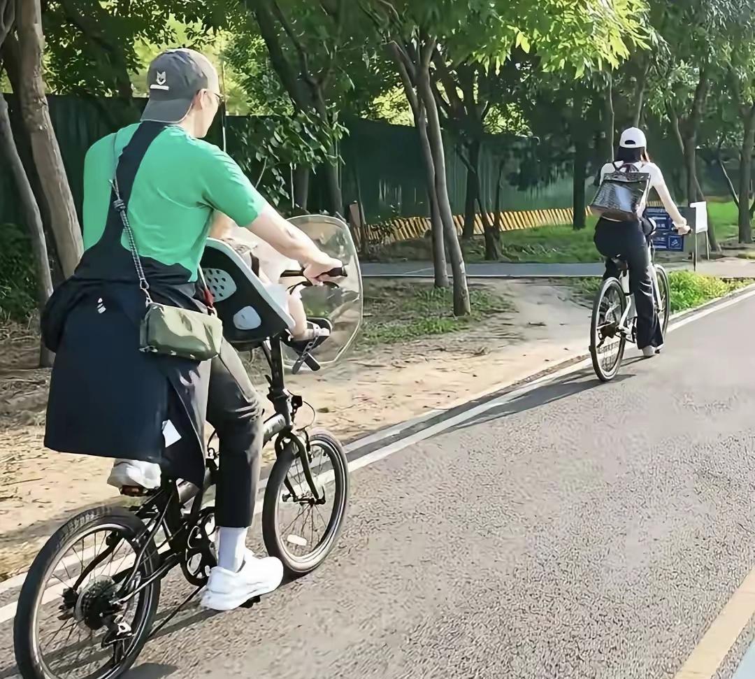 刘雯跟老公儿子一起出门骑自行车，感觉是真的希望骑自行车，不是希望一家人快快乐乐的