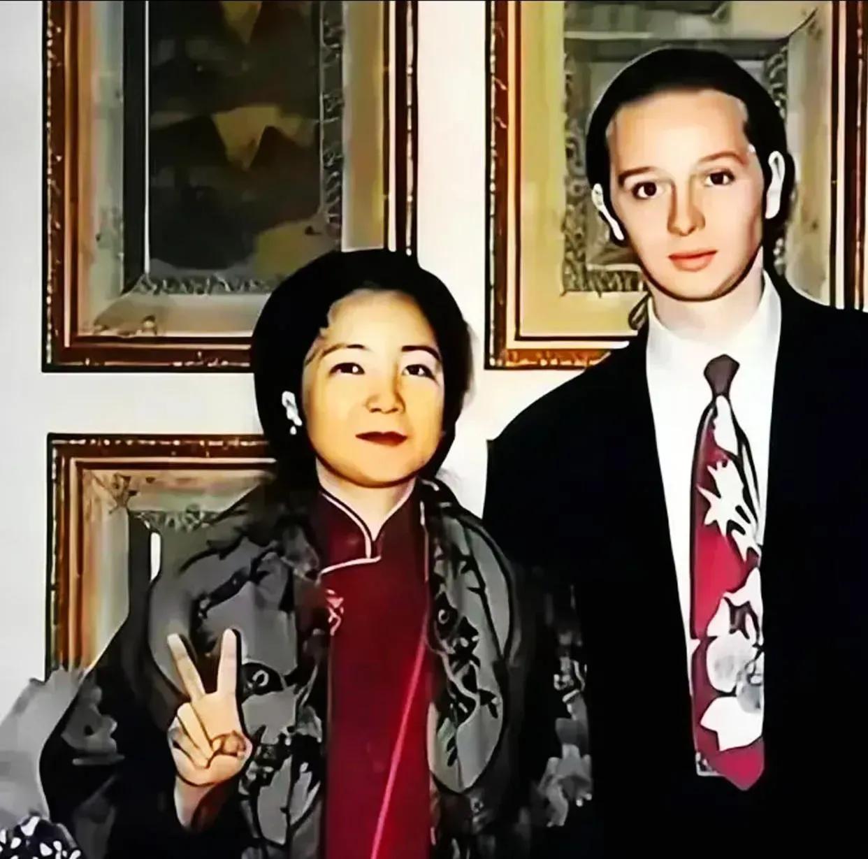 90年代初，邓丽君和“小男友”保罗，一张罕见的留影，当时的邓丽君结束了自己在华语
