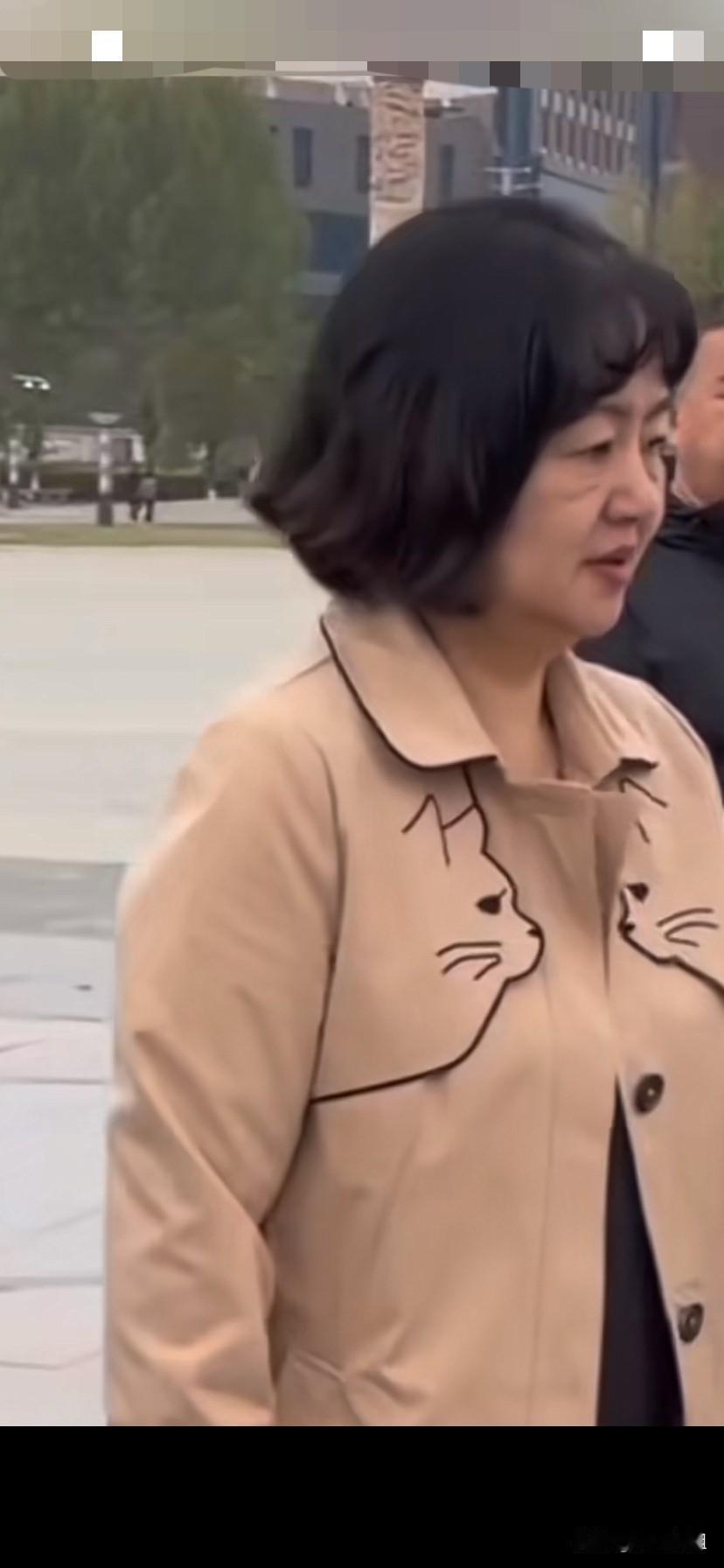 真不敢相信这是央视著名少儿主持人鞠萍姐姐！也这么老了！
时间可太快了，那个曾经和