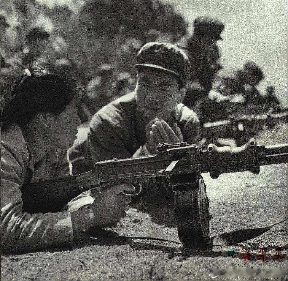 1970年9月人民画报，福州黄厝驻军与民兵互交互学历史影像