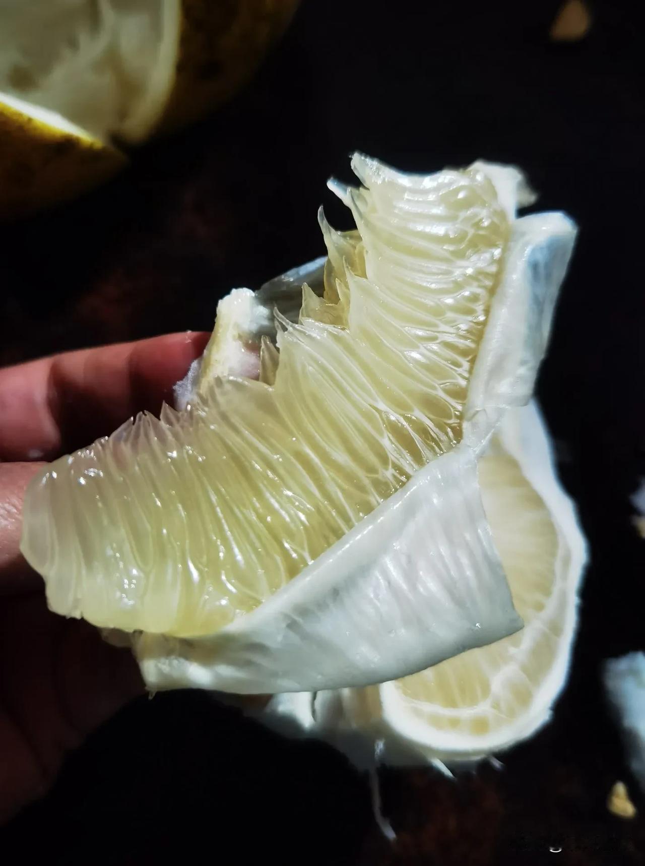 随手拍张照家乡的水晶柚，外面人称药柚，水分足，爽甜，据说糖尿病及血压高的人最爱，