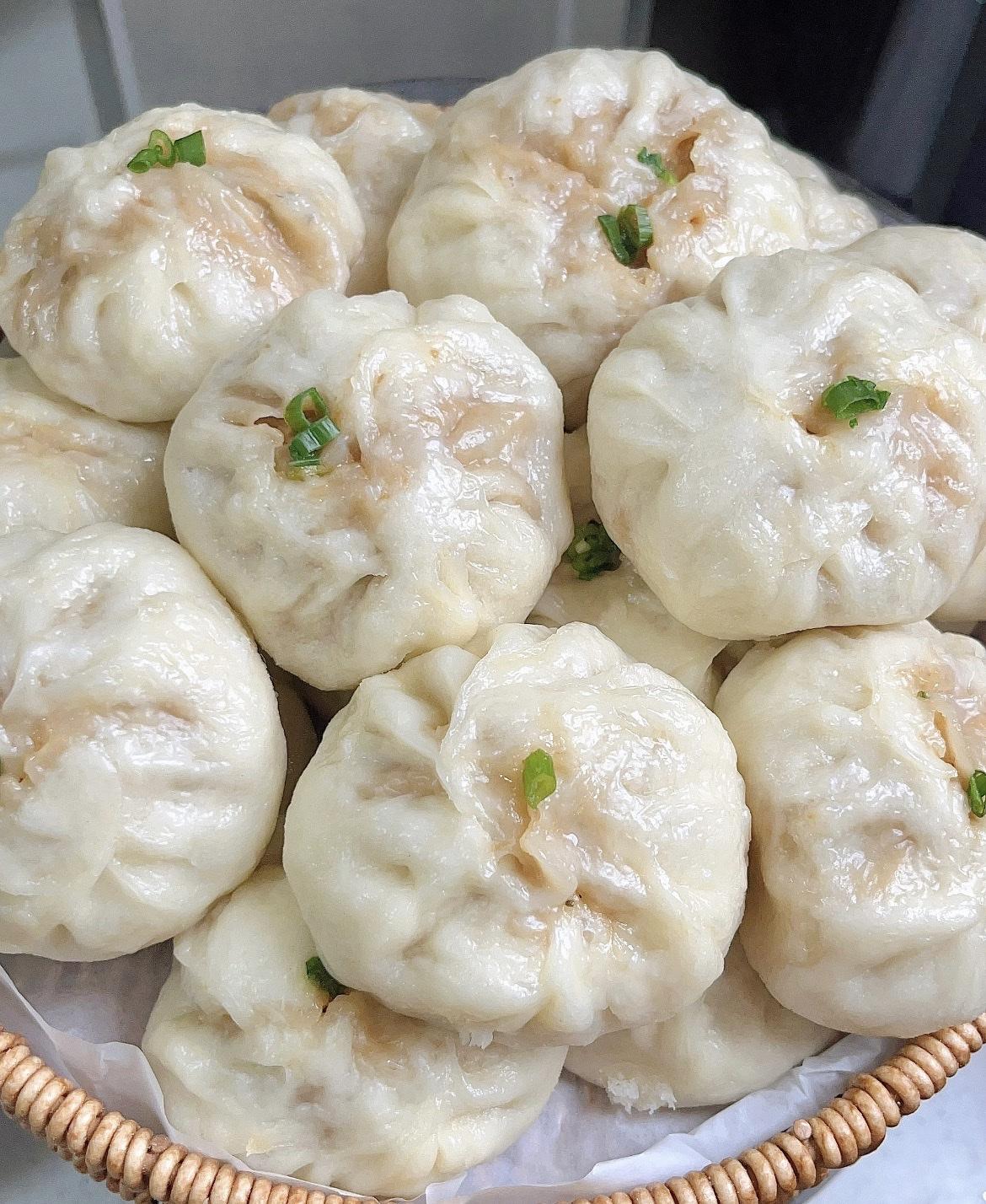 今天回娘家，我妈刚蒸了几笼包子，个个白胖热乎。我抓起一个就吃，好久没吃我妈做的了