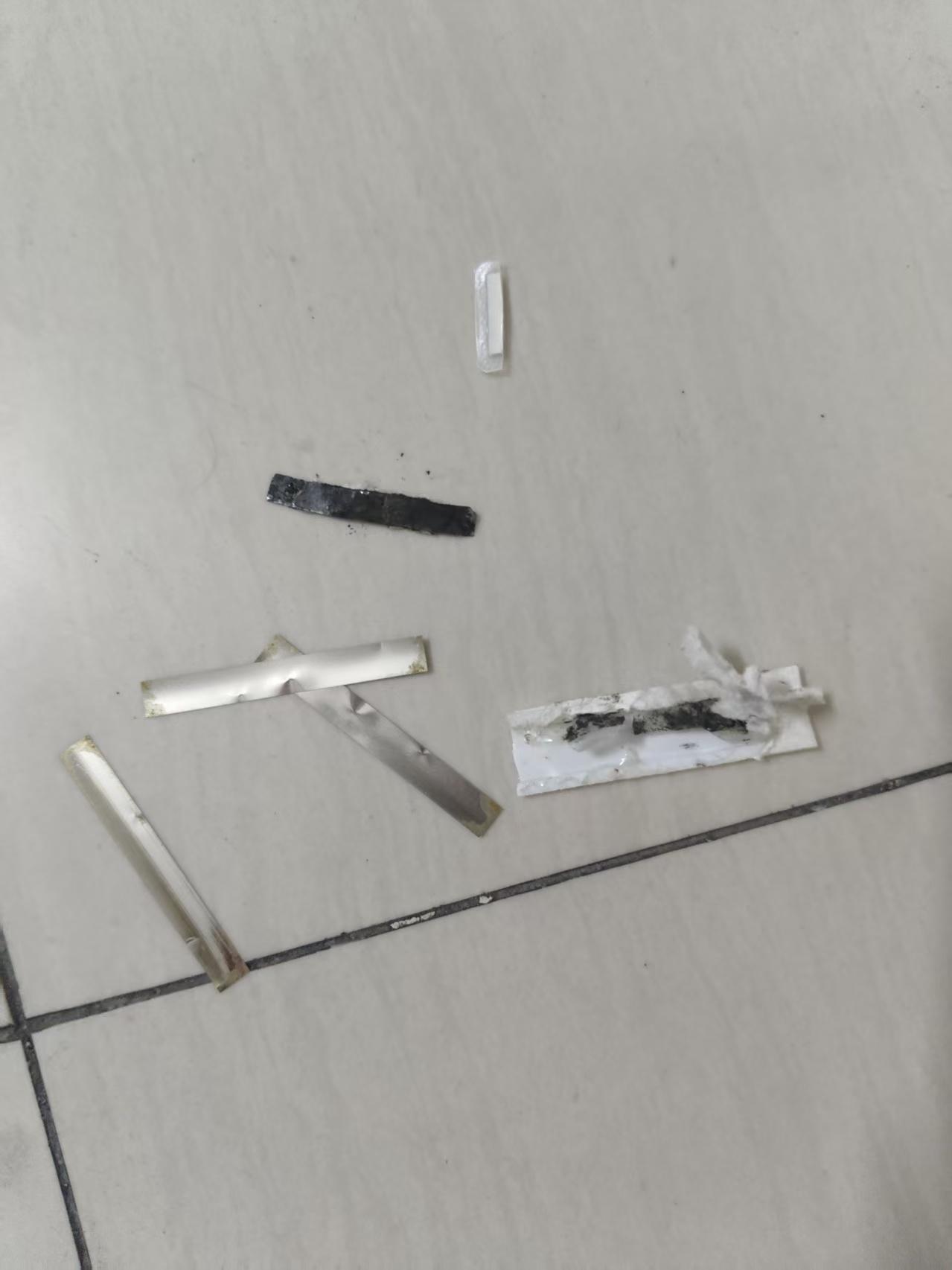 这是什么东西？我怀疑和针孔摄像头有关？
这个东西开始是长方形那个塑料包裹的，里面