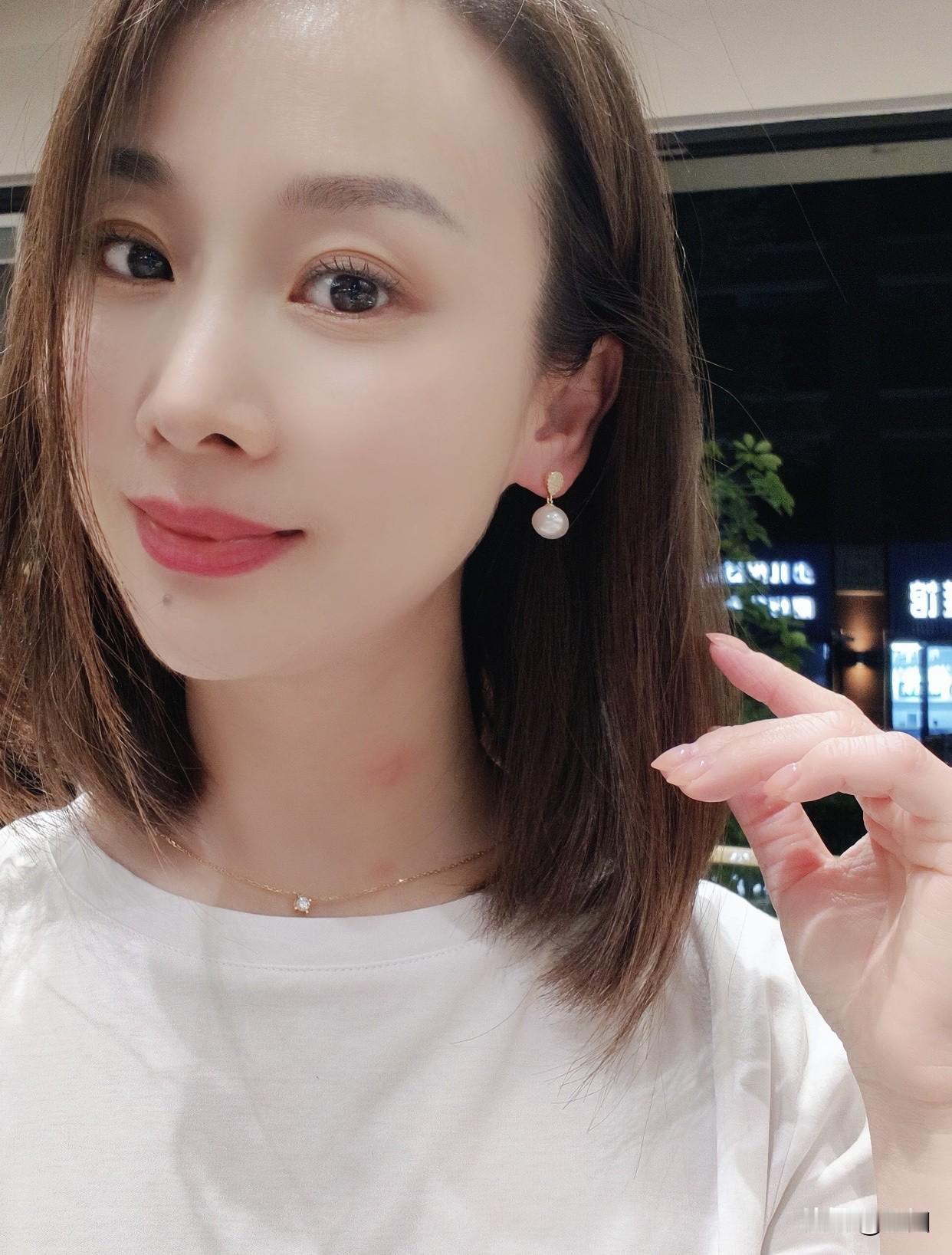 什么样的脸才能成为素颜美女呢?五官不能有明显缺陷，地包天、龅牙等会拉低颜值。还有