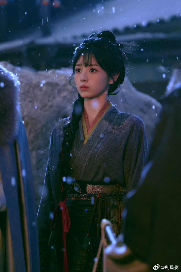 田曦薇圆眼睛  我们田曦薇真的是好圆的大眼睛呀，扑闪扑闪，完全就已经美到了我的心