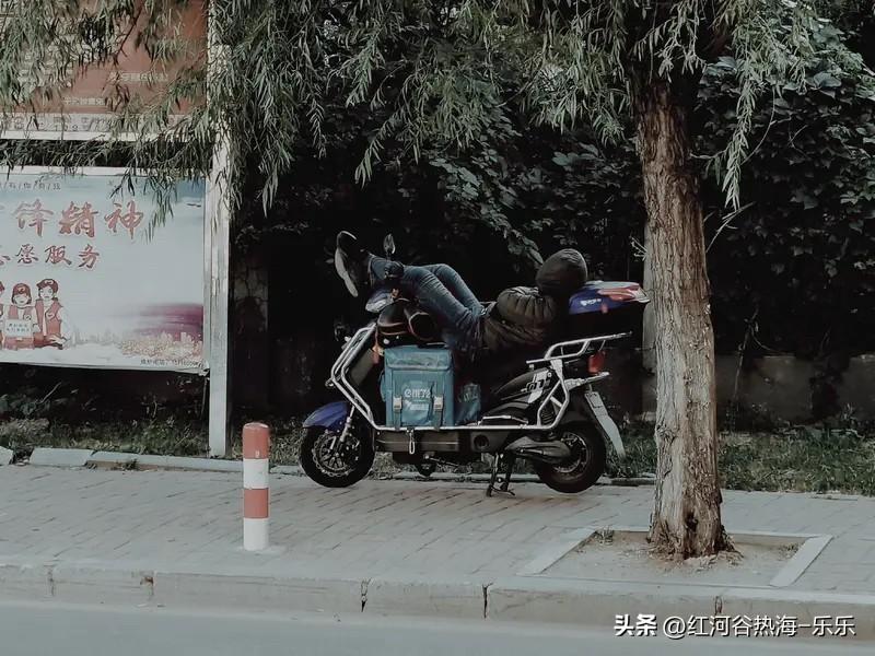 能躺平，能不卷，都是幸福的人。
现在怨气最大的那群人，都是些躺不平，也无法不卷的