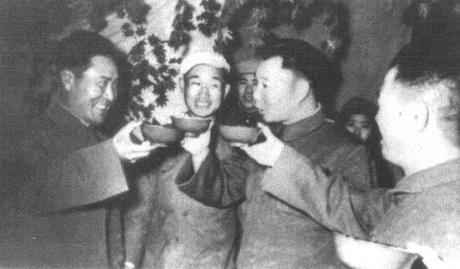 1951年10月1日,杨成武(右二)向前来祝贺中华人民共和国国庆的朝鲜军民代表敬