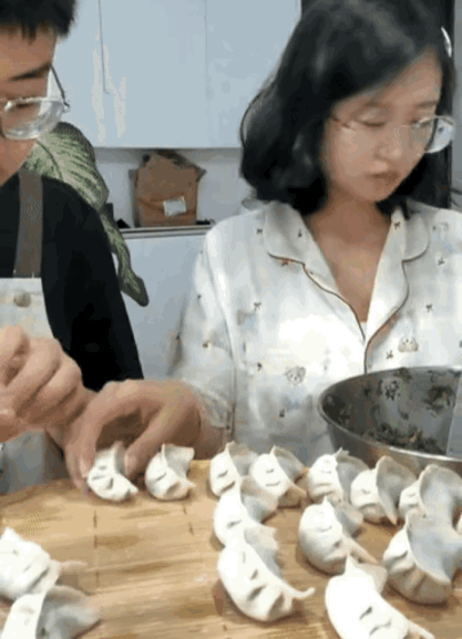 你小子瞎捣什么乱？等着吃不就行了！