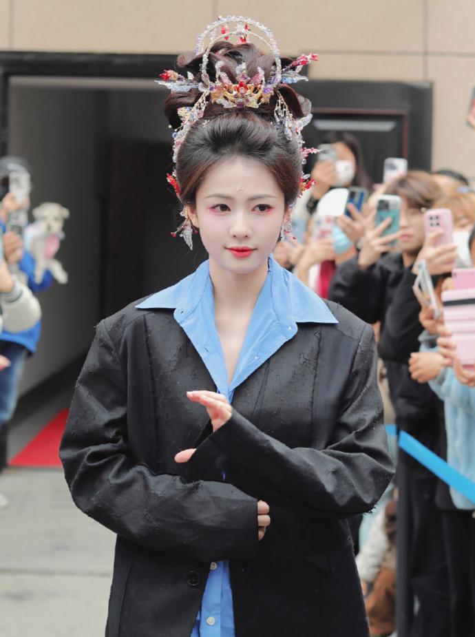 白鹿新剧《白月梵星》出妆路透来啦！😍 从路透图中可以看出，这妆造真是下了血本啊