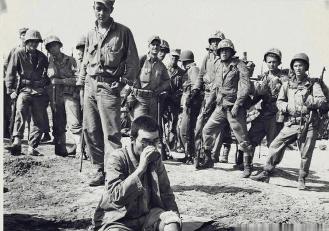 1944年，美军在日军尸体上发现了日军挥刀斩首澳大利亚陆军中士伦纳德的照片。照片