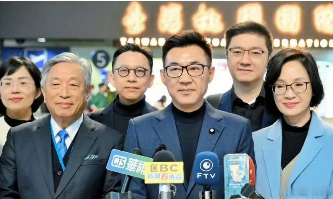江启臣这条蓝皮狗面的东西，比民进党等台独分子更可恶，应该对其本人和团伙成员给予严