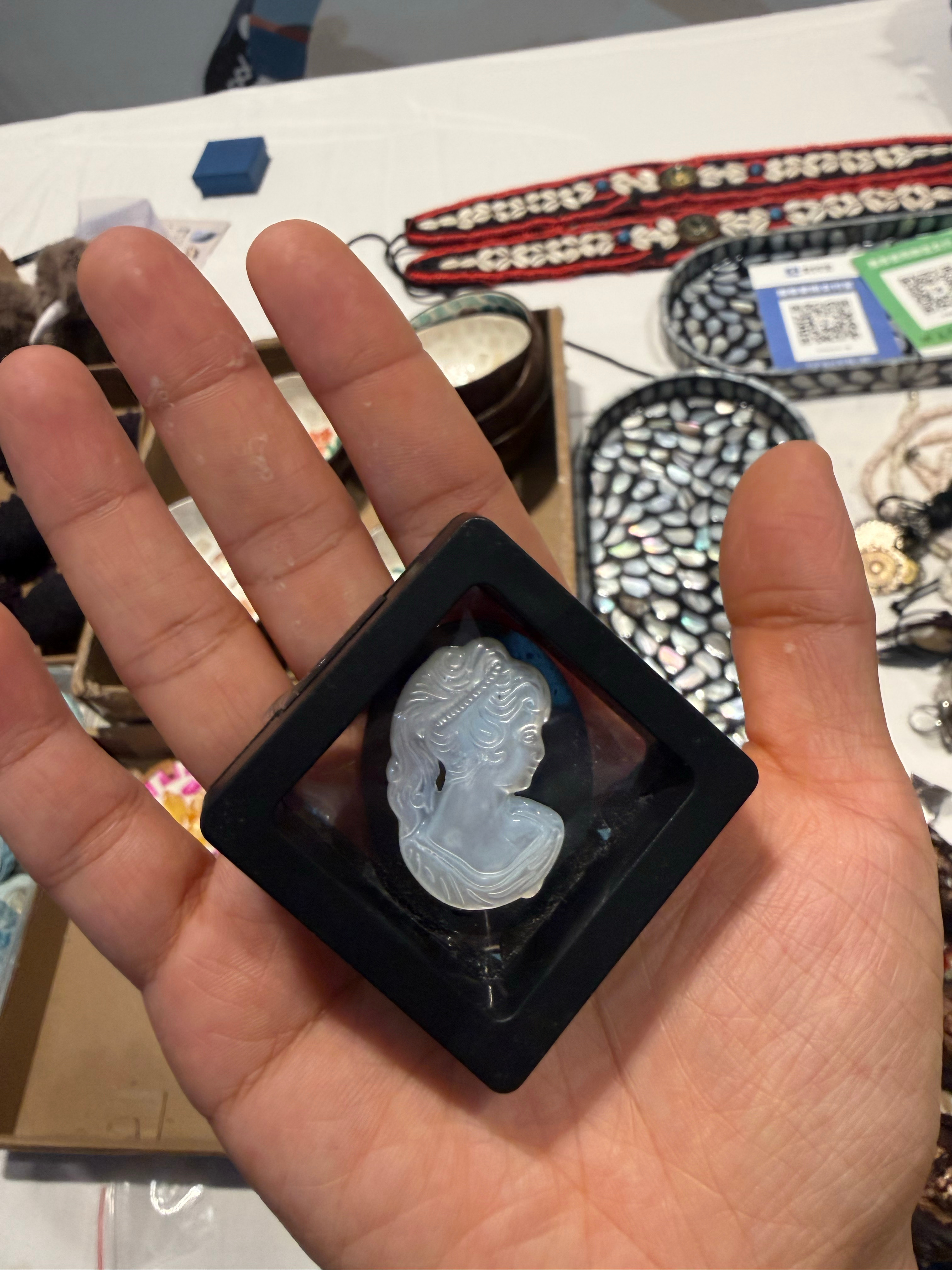 店主向艾文介绍：这是上世纪欧洲回流的工艺品我：上世纪不就是我出生的世纪…怪不得那