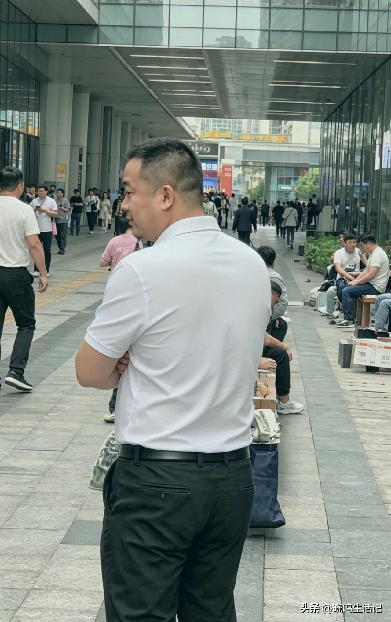 天气一下子就冷起来了，去买件外套穿。