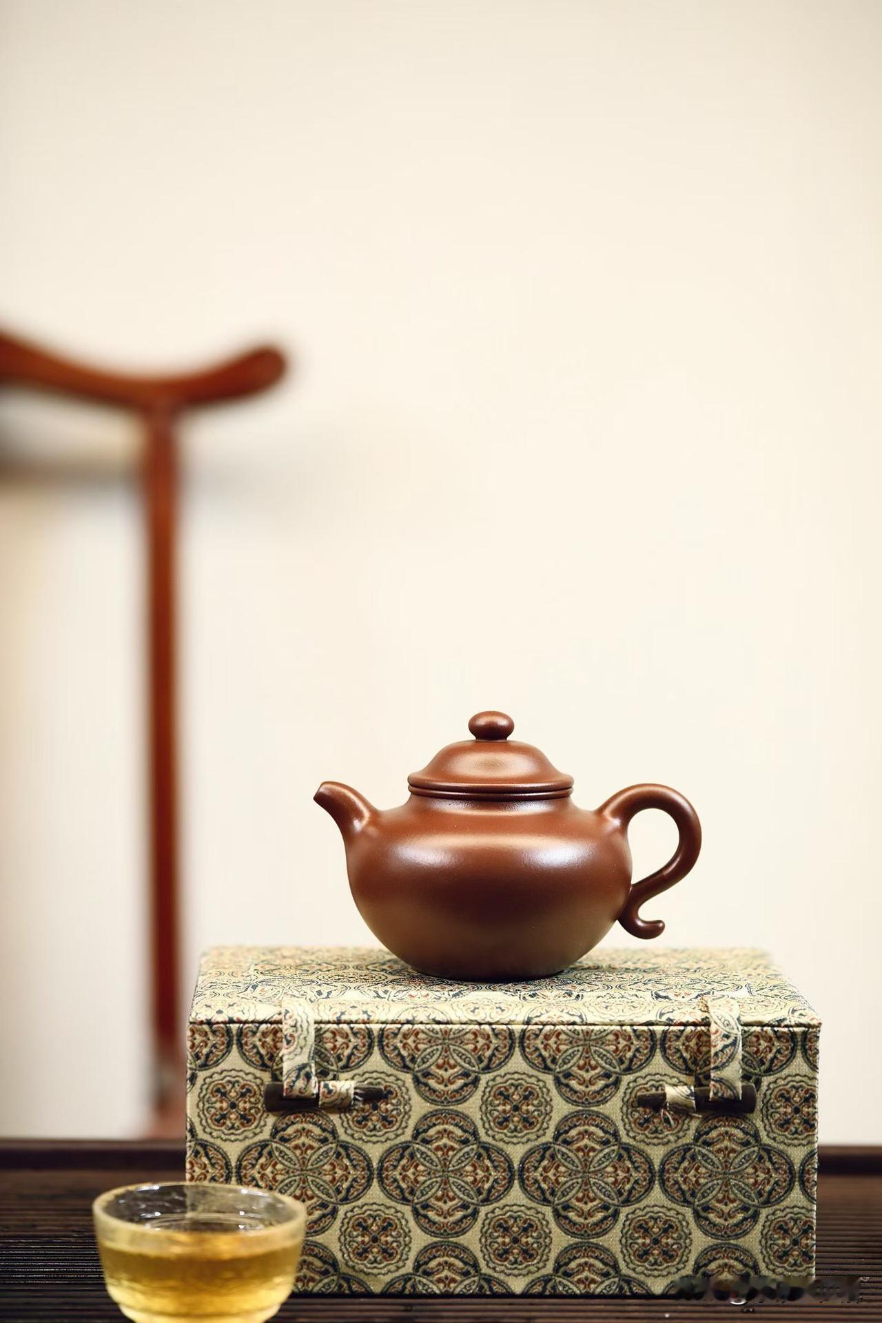 紫砂壶越养越黑？别怪泥料差！3个“笨办法”，比什么秘诀都管用
玩壶的朋友，大概都