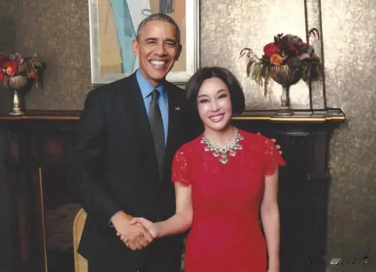 刘晓庆真给国人长脸！昔日受邀出席奥巴马私人宴会，一袭红装分外妖娆。奥巴马对我国“