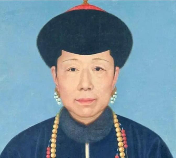1735年，乾隆请示母亲，是否与雍正合葬。不料，太后却淡淡地说：“不必。”乾隆一